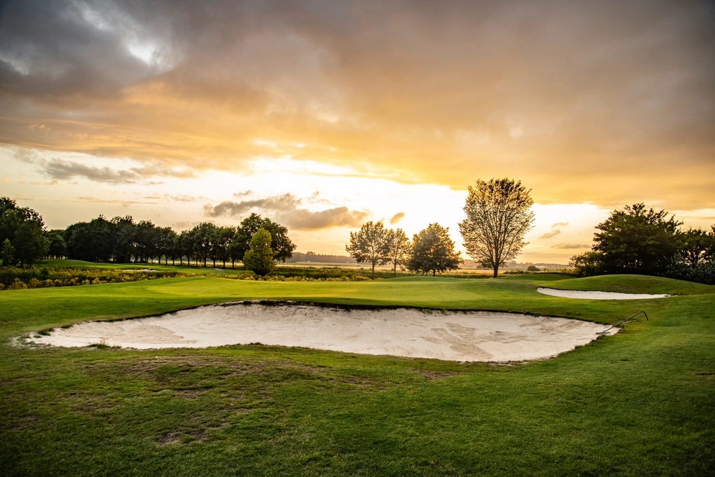 Free beautiful golf field photo